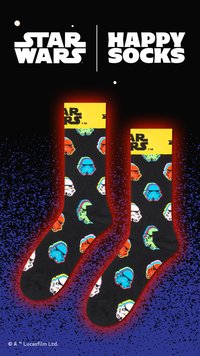 Chaussettes noires présentant des motifs de personnages de Star Wars au style cartoon coloré, avec un bandeau jaune en haut affichant "Star Wars." Texture lisse.