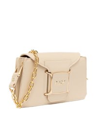 Borsa in pelle beige con tracolla dorata a catena, chiusura a pattina frontale e un dettaglio del logo metallico sul davanti. Texture liscia, forma strutturata.