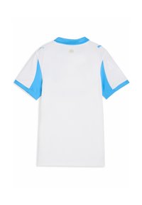 Vit atletisk skjorta med blå detaljer på ärmarna och kragen. Har en traditionell polo-krage och ett subtilt mönster på tyget.