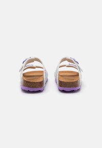 Sandali bianchi con motivi floreali colorati, soletta in sughero, suola viola, più cinghie regolabili, design open-back.