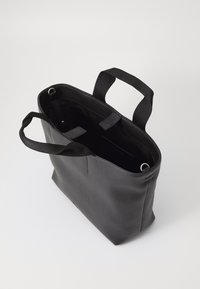 Borsa a tote nera in pelle con doppio manico in tessuto, apertura superiore e tasca interna. Caratterizzata da una texture liscia e un design minimalista.