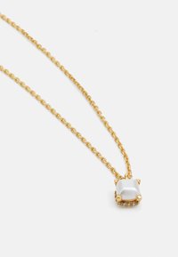 Collana in oro con un pendente quadrato bianco con artigli agli angoli e una fila di piccole gemme lungo la base.