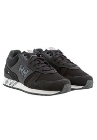 Černé sportovní boty s vrchní částí ze síťoviny a semiše, gumovou podešví a bílou mezipodešví, na jejíž straně je branding "Helly Hansen".