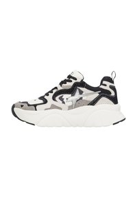 Sneaker bianca chunky con motivi camouflage in nero, grigio e beige, logo a stella sul lato, lacci neri e suola spessa e testurizzata.