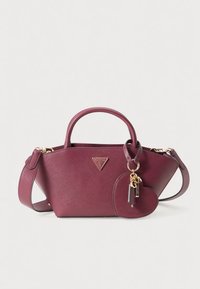 Burgundia värvi struktureeritud käekott sünteetilisest materjalist, kahe sangaga, eemaldatava õlarihmaga ja kuldse tooniga metalldetailidega. Komplektis südamekujulise võtmehoidjaga.