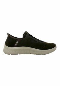 Sneaker in suede nera con suola grigia testurizzata, punta tonda e design con lacci. Presenta un'etichetta con logo sul tallone.