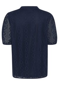 Camicia corta navy blu con un motivo a diamante testurizzato. Presenta un colletto classico e una vestibilità ampia, realizzata in un materiale leggero e traspirante.