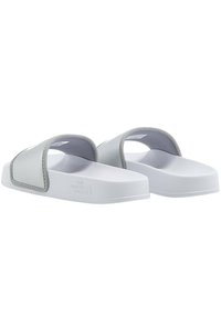 Grå og hvite sklisikre sandaler med tykk såle, teksturert fotseng, og dobbelrem-design. Har merkevarelogo på utsiden. Lett materiale.