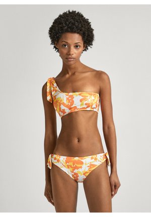 Bikini komplet z zgornjim delom z enim ramenom, okrašenim z oranžno-belim cvetličnim vzorcem, in z nastavljivim stranskim vezanjem na dnu. Gladka tekstura, živahne barve.