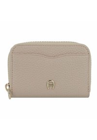 Portafoglio in pelle rosa chiaro con finitura testurizzata, chiusura con zip e un piccolo logo metallico sul fronte. Presenta accenti di design curvi.