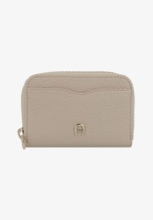 Lichtroze lederen portemonnee met een gestructureerde afwerking, ritssluiting en een klein metalen logo op de voorkant. Bevat gebogen ontwerpaccenten.