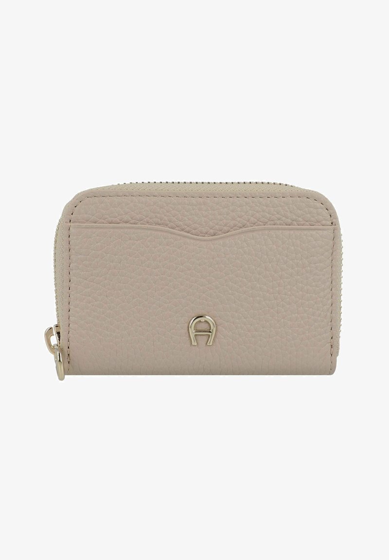 Lichtroze lederen portemonnee met een gestructureerde afwerking, ritssluiting en een klein metalen logo op de voorkant. Bevat gebogen ontwerpaccenten.