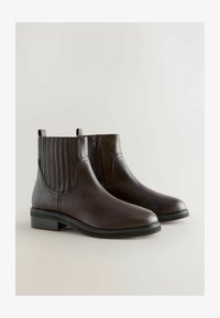 Vybráno, new chocolate brown leather