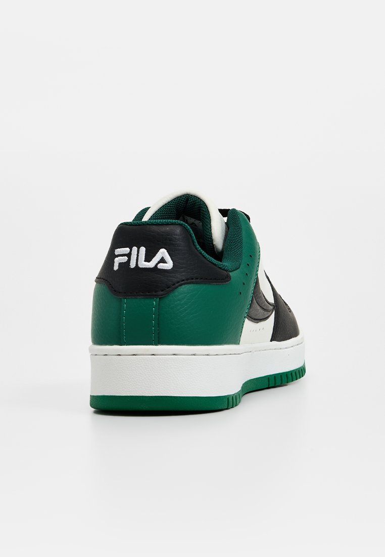 Vista trasera de una zapatilla FILA verde, negra y blanca con una suela blanca y el logotipo en el talón.