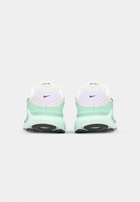 Nike Performance STRUCTURE 26 - Tenisice za cestovno trčanje - white/black/barely green/mint foam/cannon