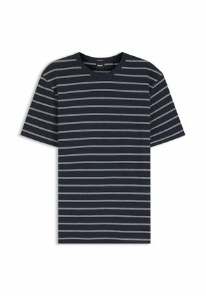 Marineblauw T-shirt met korte mouwen, dunne witte horizontale strepen en een ronde hals.