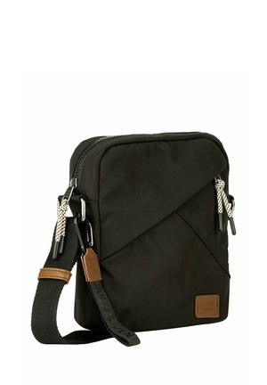 Kompaktowa czarna torebka na ramię z zapinaną na zamek główną komorą, przednią klapką, białymi plecionymi sznurkami przy zamkach oraz regulowanym czarnym paskiem z brązowymi akcentami.