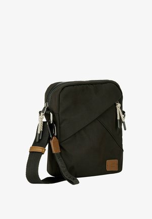 Compact zwarte crossbodytas met een hoofdvak met ritssluiting, een voorklep, witte gevlochten ritstrekkers en een verstelbare zwarte band met bruine accenten.