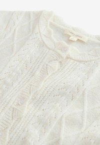 Slonobiely pletený kardigán s prepracovanými káblovými vzormi, s okrúhlym výstrihom, zapínaním na gombíky a jemnou textúrou. Značka: Laura Ashley.