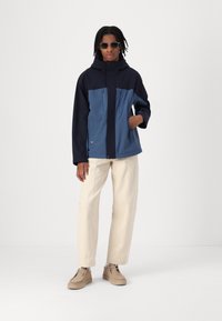 Tommy Hilfiger COLOR BLOCKING HOODED - Light jacket - desert sky