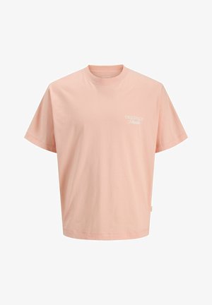 Svetlo roza bombažna majica s kratkimi rokavi, okroglim izrezom in belim tiskom "ORIGINALS Studio" na levi strani prsi.