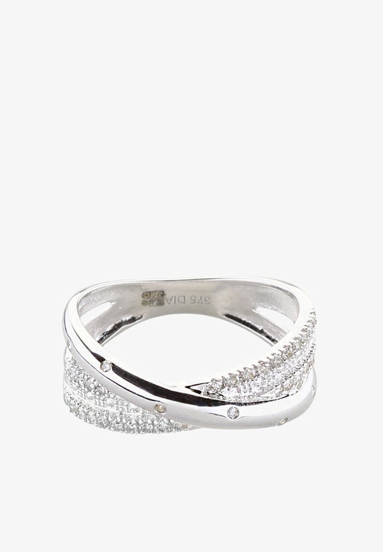 Strieborný prsteň s prepleteným dizajnom, s lesklým povrchom a viacerými radmi malých čírych drahých kameňov, ktoré pridávajú textúru a lesk.