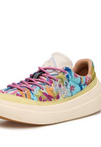 Kolorowy sneaker z kwiatowymi wzorami w odcieniach niebieskiego, różowego i zielonego. Miękki zamszowy przód, gruba biała gumowa podeszwa oraz różowe sznurówki.