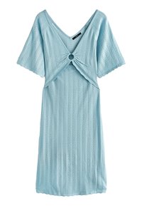 Robe tricotée bleu clair avec un col en V, des manches courtes et un accent circulaire à la taille. Texturée avec un motif en côtes verticales.