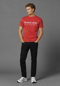 Red Bull Racing x Pepe Jeans RED BULL RACING LOGO DRIVER TEE - Apdrukāts T-krekls - mars red