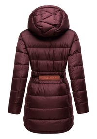 Bordo puffer jakna s teksturiranim finišem, ušivenim dizajnom, podesivim remenom i kapuljačom. Oznaka branda prikazana je na struku.