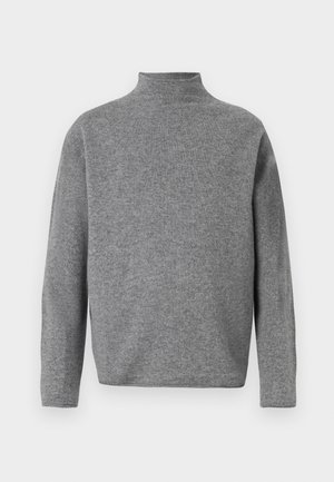 Suéter de cuello alto gris hecho de un suave tejido de punto texturizado. Presenta mangas largas y un corte relajado, sin patrones ni acentos visibles.