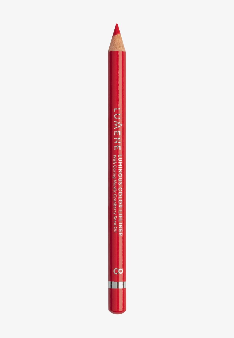 Crayon contour des lèvres rouge avec une bande argentée près de la base, étiqueté "Lumene Luminous Color Lipliner" et contenant de l'huile de graines d'airelle nordique.