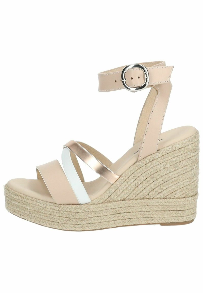 Sandalo con zeppa beige con suola in espadrille, caratterizzato da cinturini intrecciati in oro rosa metallico e bianco, e una cinghia alla caviglia con fibbia.