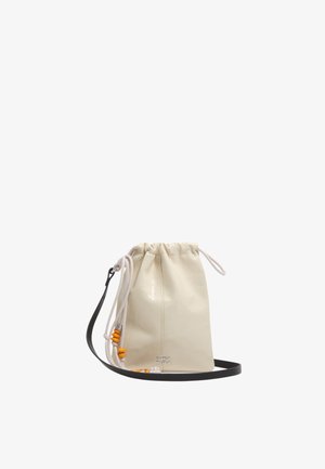 Bolsa de saco color crema con cordones blancos y cuentas naranjas, correa negra para llevar cruzada y pequeño logo metálico "Bimba y Lola" en la base.