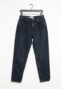 Jeans de mezclilla de color azul oscuro con una cintura alta, corte recto, bolsillos frontales y cierre de botón. Colgados en una percha de plástico negra.