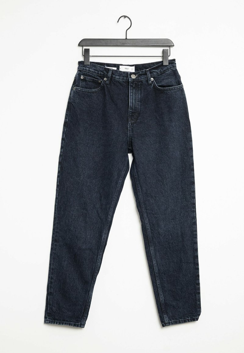 Jeans de mezclilla de color azul oscuro con una cintura alta, corte recto, bolsillos frontales y cierre de botón. Colgados en una percha de plástico negra.