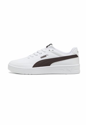 Biały sneaker o niskim profilu z czarnym logo Puma i czarnym paskiem, sznurowane, na płaskiej podeszwie, pokazane z profilu.