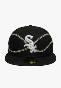 Gorra negra snapback con el logo bordado en blanco "SOX", adornada con detalles de cadenas plateadas y visera plana. Tejido texturizado con diseño estructurado.
