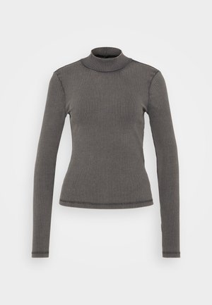 Grå ribbestrikket høyhalset topp med lange ermer, tettsittende design og myk tekstur. Stoffet har vertikale striper og høy krage.