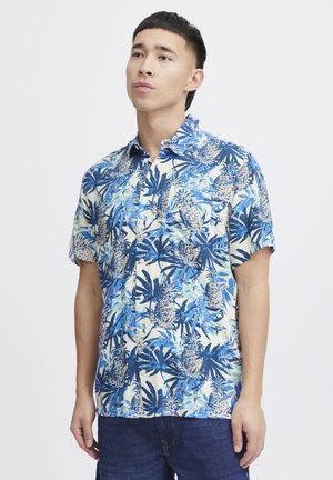Korte mouwen overhemd in blauw en crème met een tropisch ananas- en bladenpatroon, knoopsluiting aan de voorkant en een borstzakdetail.