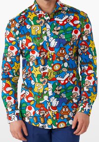 Camicia button-up con uno sfondo blu vivace e vari personaggi e icone dei videogiochi, prevalentemente in colori vivaci.