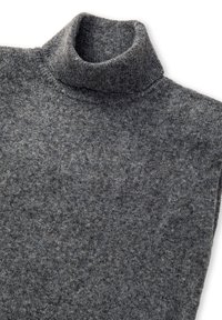 Szary sweter z golfem wykonany z miękkiej, teksturowanej dzianiny. Posiada wysoki kołnierz oraz luźny krój. Brak wyraźnych wzorów czy akcentów.