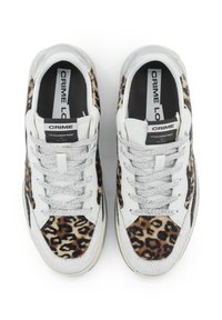 Sneakers bianchi in pelle con pannelli a stampa leopardata, accenti argentati e suole testurizzate. Presentano lacci grigi e il logo del marchio sulla linguetta.