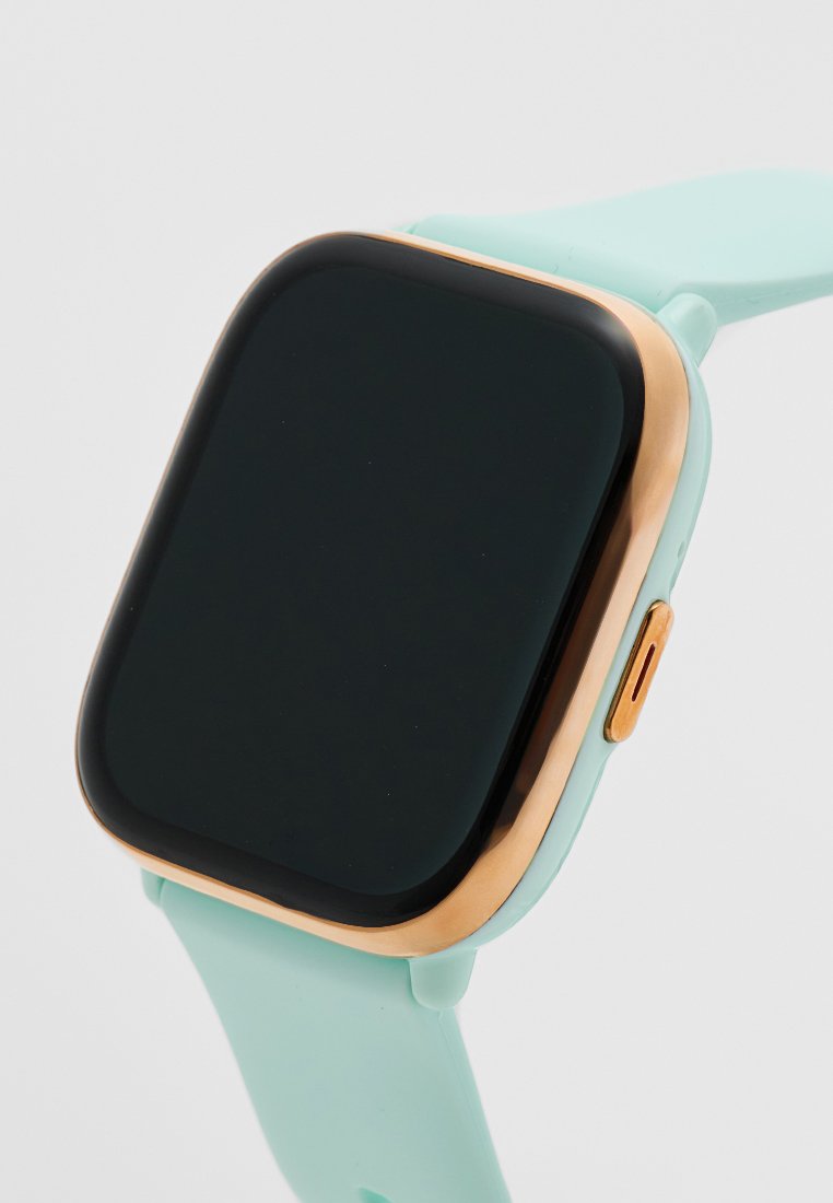 Reloj inteligente con una esfera cuadrada negra, bisel de color dorado y una correa de silicona verde menta. Cuenta con un botón lateral con un acento texturizado.