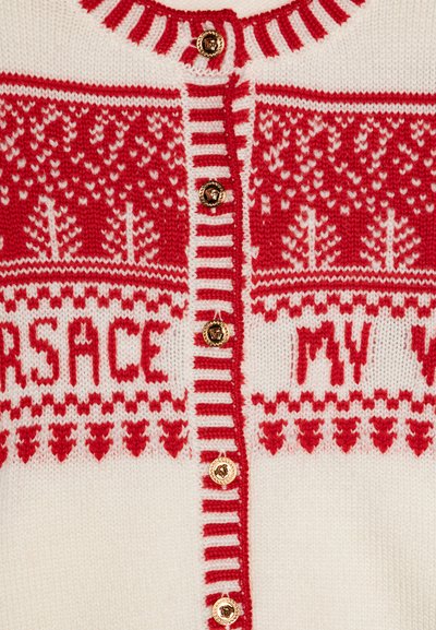 Rot-weißer Strickcardigan mit einem Fair Isle-Muster, "VERSACE"-Schriftzug, goldenen Knöpfen und gestreiften Akzenten entlang der Vorderseite.