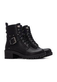 Botas negras hasta el tobillo de cuero sintético, con cierre de cordones en la parte frontal, detalle de hebilla, herrajes plateados y tacón de goma texturizada con suela antideslizante.