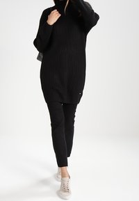 MARCIANO BY GUESS Sweter