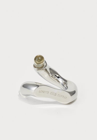 Bague en argent torsadée avec une pierre arrondie sur le dessus, gravée du nom "Lorette Colé Duprat." Texture lisse et réfléchissante.