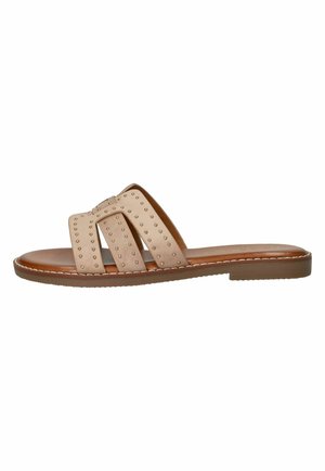 Beige platte sandaal met drie met studs versierde bandjes en een bruine gevoerde zool.