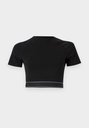 Černé zkrácené tričko s krátkými rukávy, kulatým výstřihem a kontrastním logem na spodním lemu s nápisem "HUGO" v černé na tmavém pozadí.